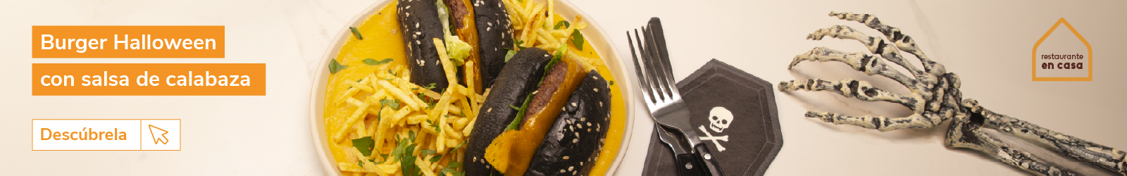 Banner de receta Halloween con el mensaje "Burger Halloween con salsa de calabaza". Plato con mini hamburguesas de pan negro decoradas para Halloween, acompañadas de salsa de calabaza, patatas fritas y servilleta con calavera. Mano esquelética decorativa junto al distintivo "restaurante en casa". Botón "Descúbrela".