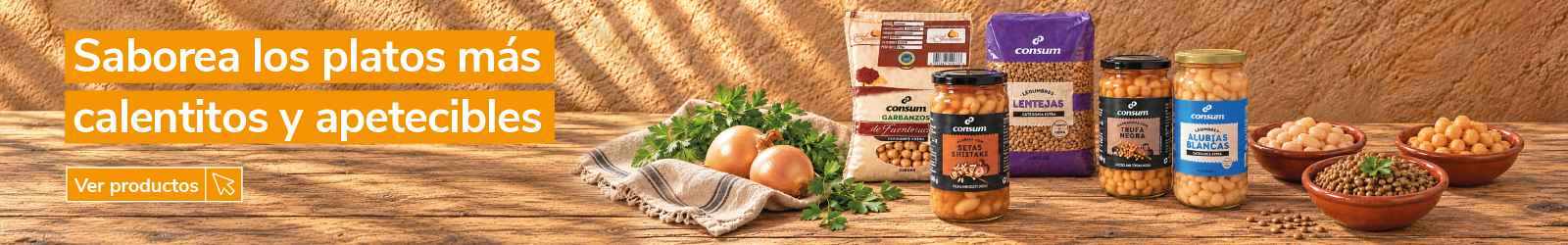 Banner de legumbres Consum con el mensaje "Saborea los platos más calentitos y apetecibles". Selección de legumbres secas y cocidas de la marca Consum, incluyendo garbanzos, lentejas y alubias blancas, junto a recetas preparadas con setas shiitake y trufa negra. Los productos aparecen sobre una mesa de madera acompañados de cebollas, perejil y cuencos de legumbres. Botón "Ver productos".

